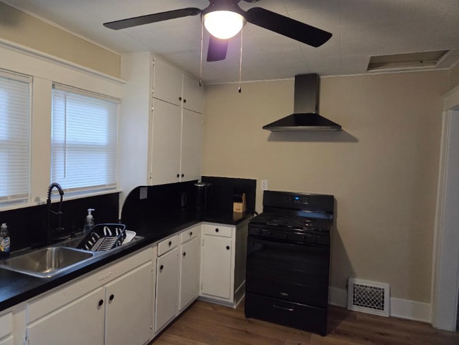 Photo - 1917 Court St