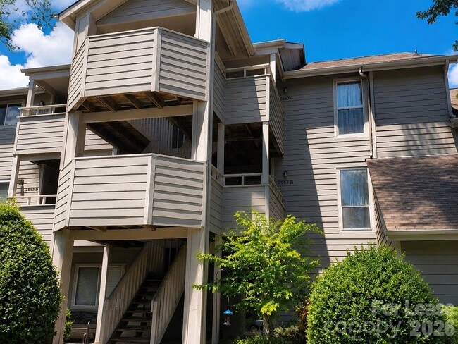 Building Photo - 2557 Stockbridge Dr Unit B