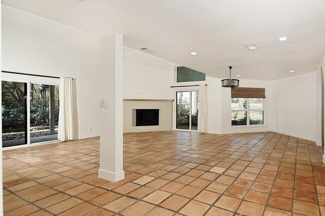 Photo - 15 Crinkleroot Ct