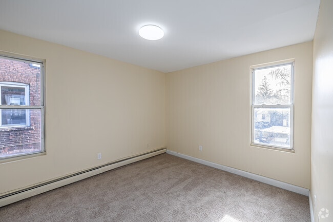 3BR, 1BA - Bedroom - York Street Apartments