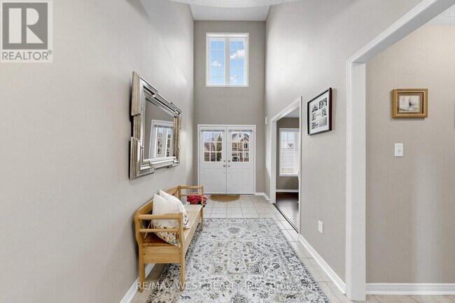 Photo - 303 King St E