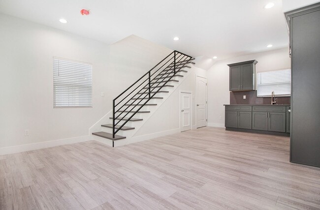Building Photo - 1740-1742 Rose Ave Triplex Unit 1742   A