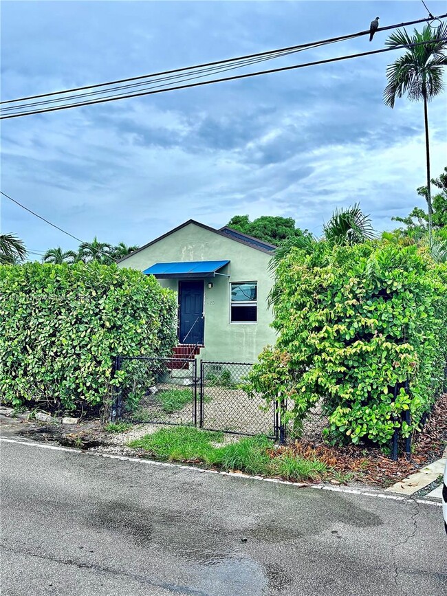 Building Photo - 920 NW 22nd Ct Rental