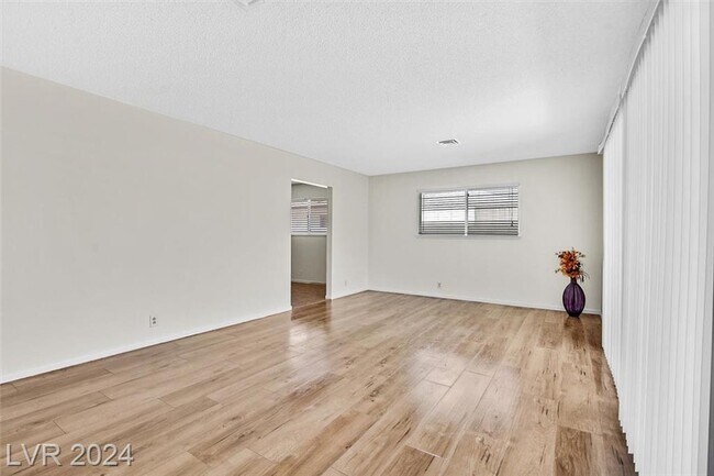 Photo - 102 Hollyhock Ln