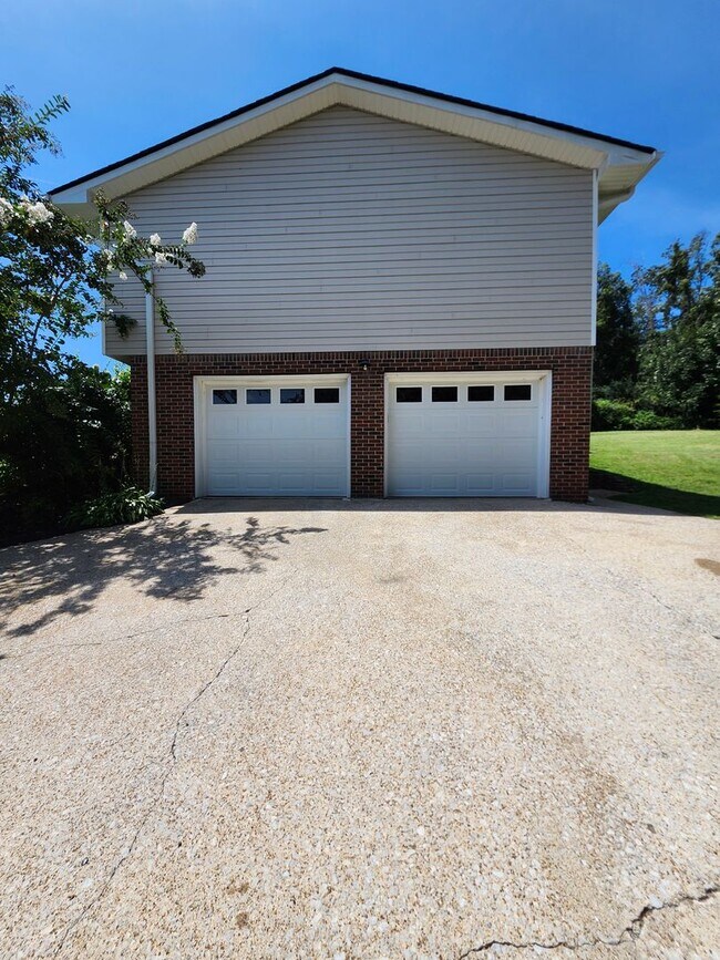2924 Old Britain Cir