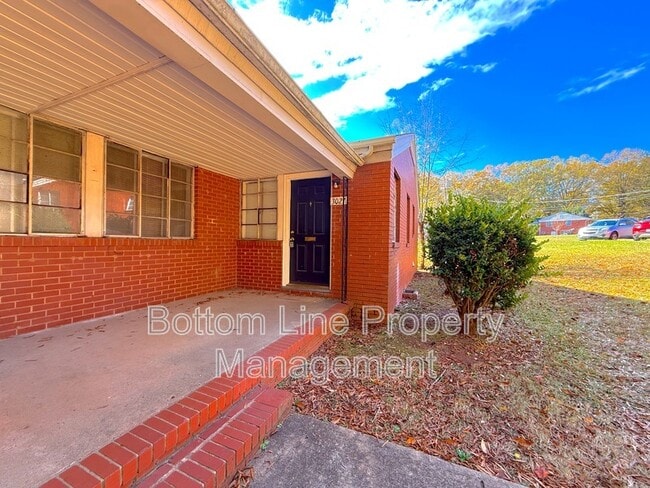 Building Photo - 3021 Marlborough Rd