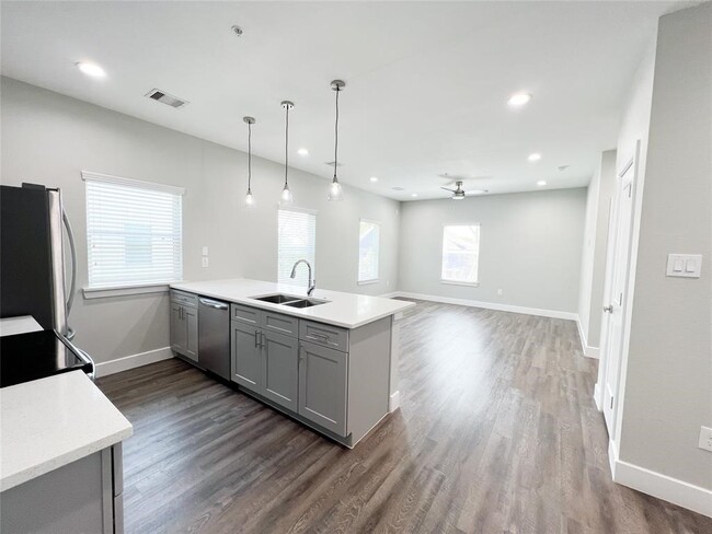 Building Photo - 144 W 5th St Unit B