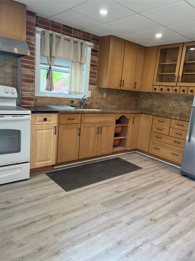 Photo - 315 Gainsborg Ave E