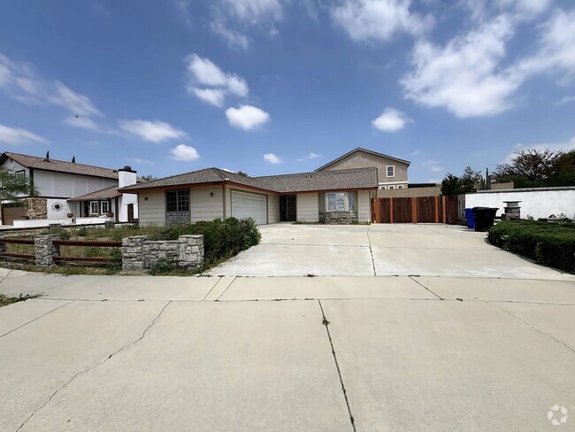Building Photo - Single Story Home Nice Neighborhood