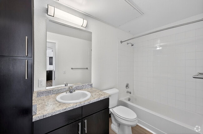 2BR, 2BA, 914SF - Bathroom 2