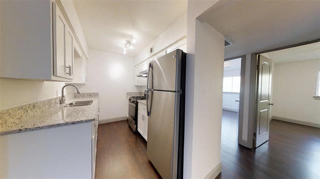 Building Photo - 404 E 9th St Unit 4-205