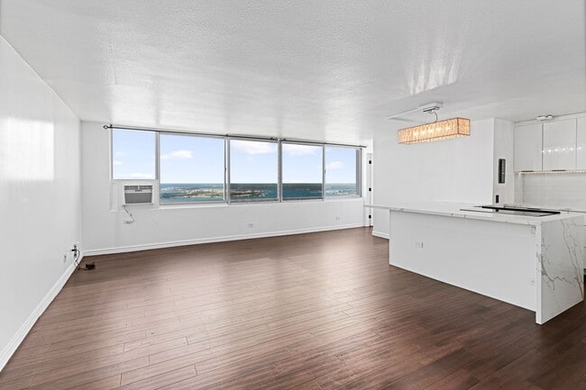 Building Photo - Beautifully Renovated 2 bedroom Penthouse ... Unit 4401