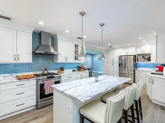 Building Photo - Rare South Tampa Rental in Virginia Park | Huge Private Backyard