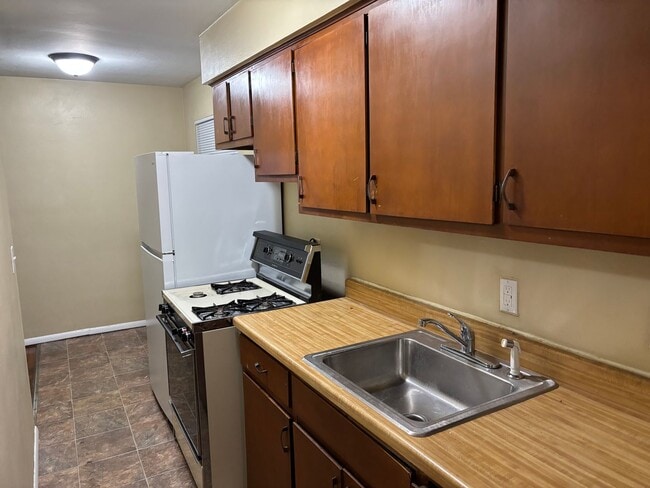 Photo - 375 S Detroit Ave Unidad Rear