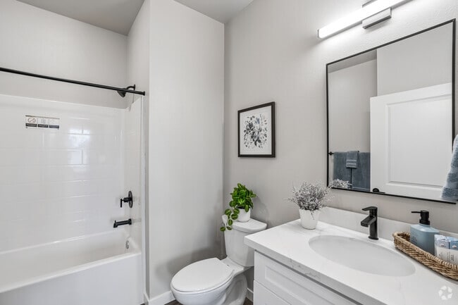 1BR, 1BA- 872SF - Bathroom
