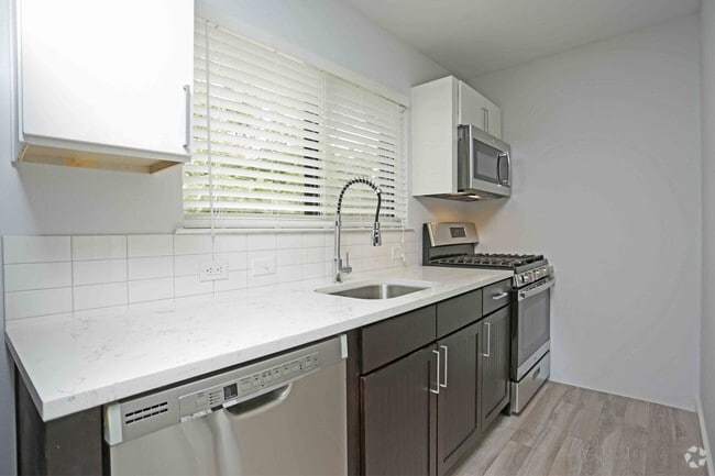 Estudio - Estufa de gas, azulejos estilo metro y electrodomésticos de acero inoxidable - The Colton