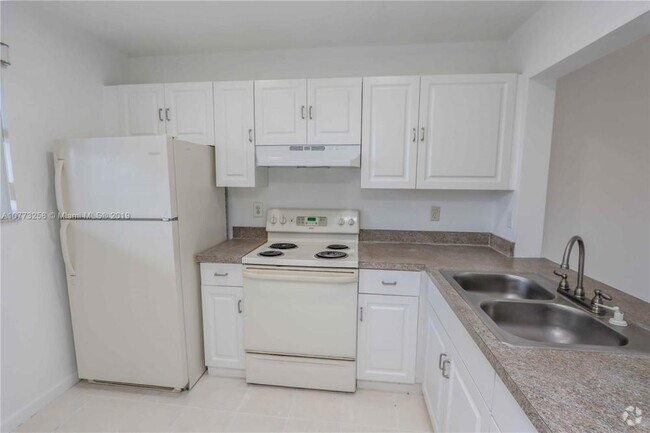 Building Photo - 2 bedroom in Hammocks FL 33196 Unit 2-204 Rental