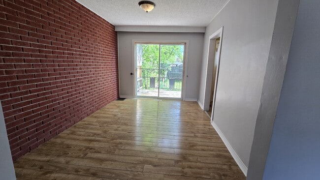 Photo - 965 Dunsmure Rd
