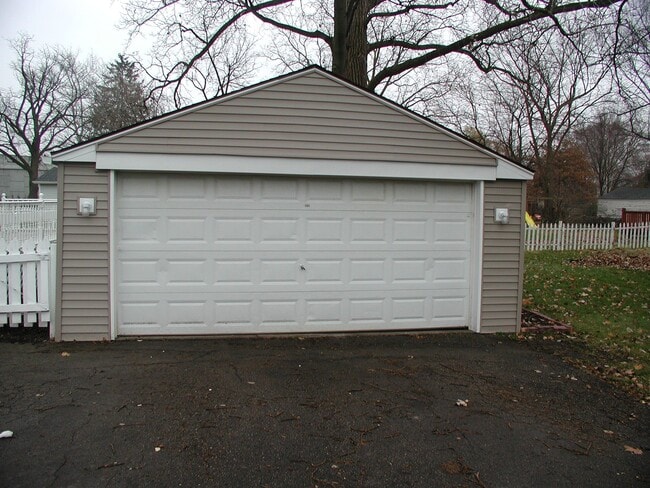 Photo - 44179 Grand River Ave