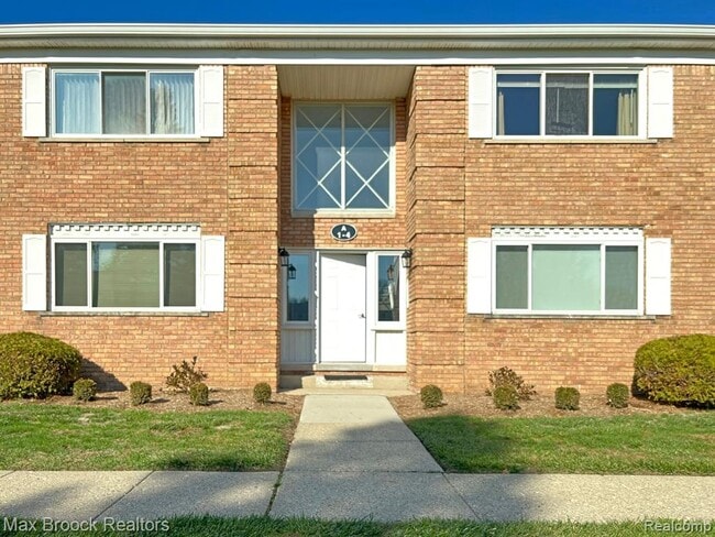 Building Photo - 801 W Long Lake Rd Unit A-4