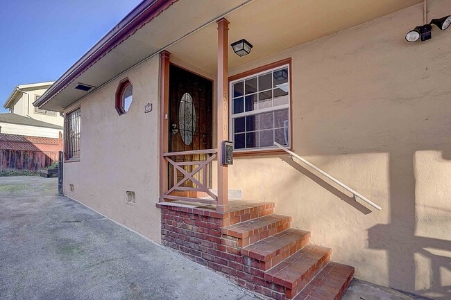 Building Photo - 3047-3049 Berlin Way Rental
