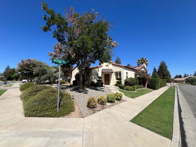 Building Photo - Charming 3 bedroom 2.5 bath! Rental