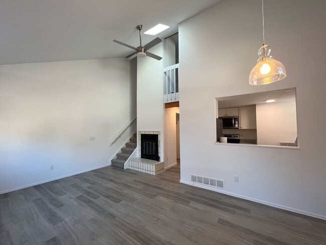 Photo - 304 S Taft Ct