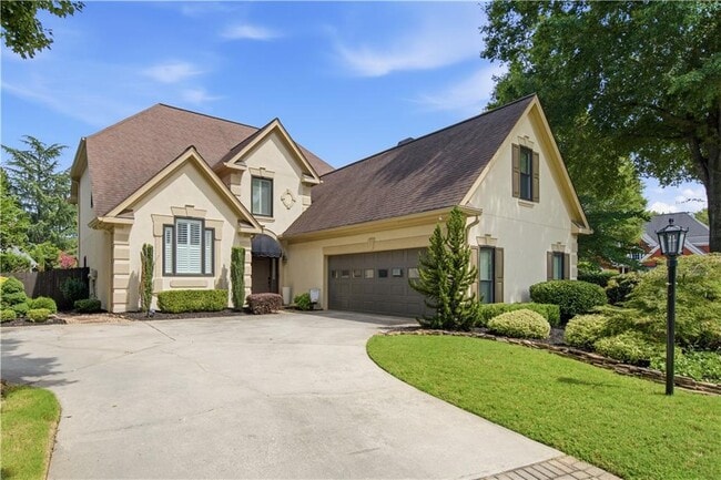 Photo - 303 Declaire Way NE