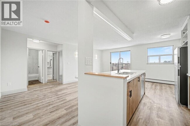 Photo - 41 Sutherland St W Unit 419