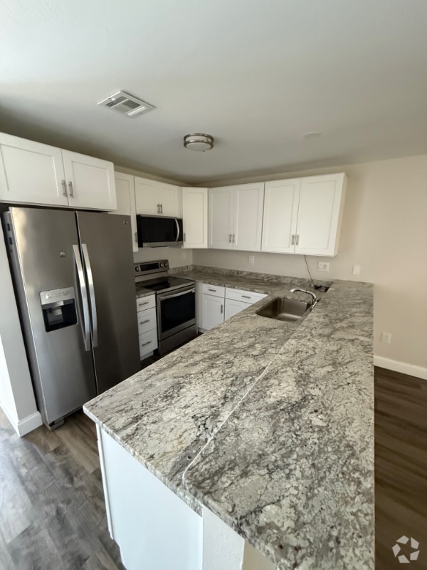 Building Photo - 1025 SE 12th St Unit 203 Rental