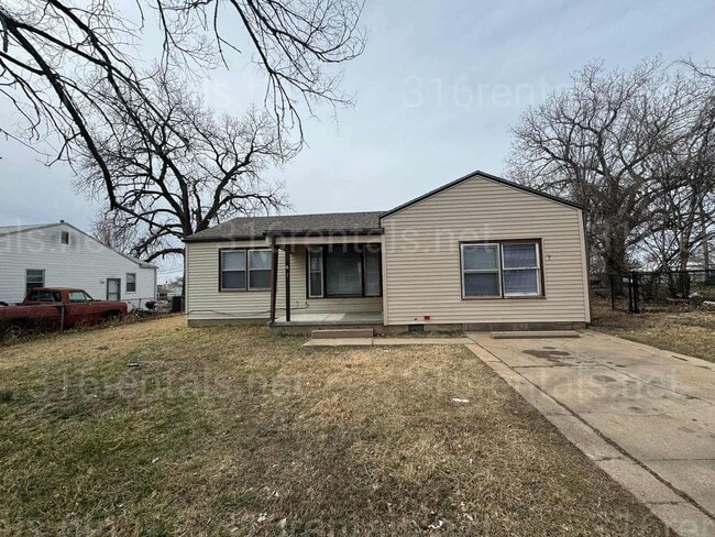Building Photo - $1050 - 3 bed 1 bath - Single Family Home