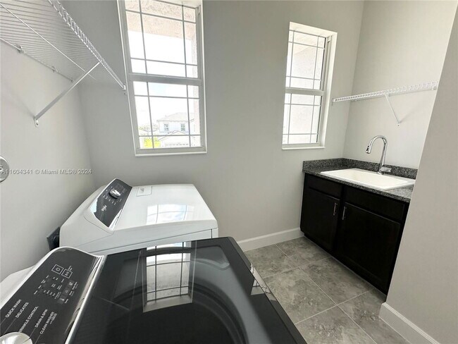 Photo - 5461 Empire Dr