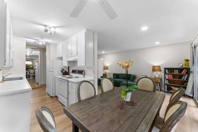 Photo - Beautiful 2BD/2BA Condo in Prime Pacific B... Unidad #2-133