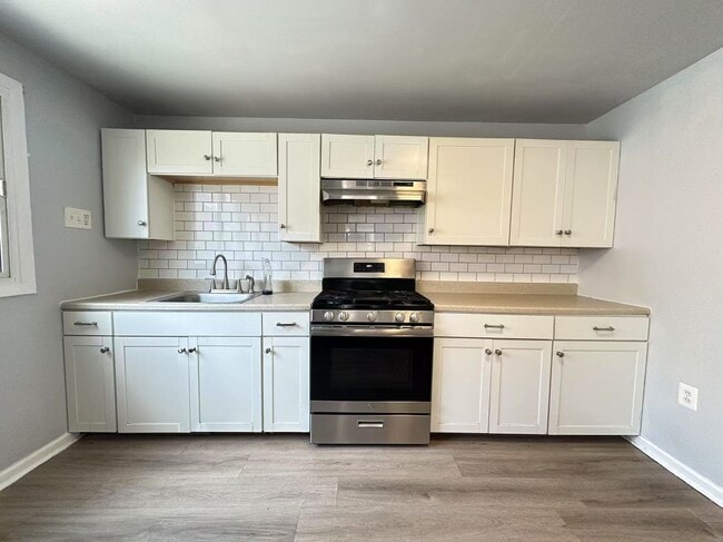 Building Photo - Newly Renovated 3 Bedroom and 1 Bathroom T... Rental