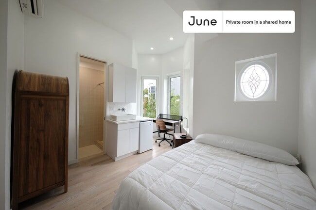 Building Photo - Private bedroom in 4 bed/4 bath Home