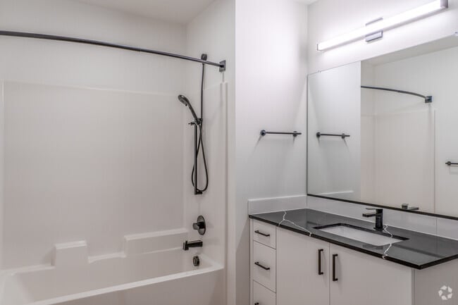 1HAB, 1BA, - 690SF - Baño - Hudson West Apartments