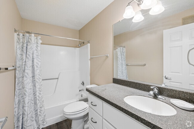 2BR, 1BA - 913SF - Bathroom