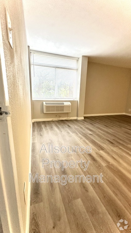 Building Photo - 7520 Hornwood Dr Unit Apt 304