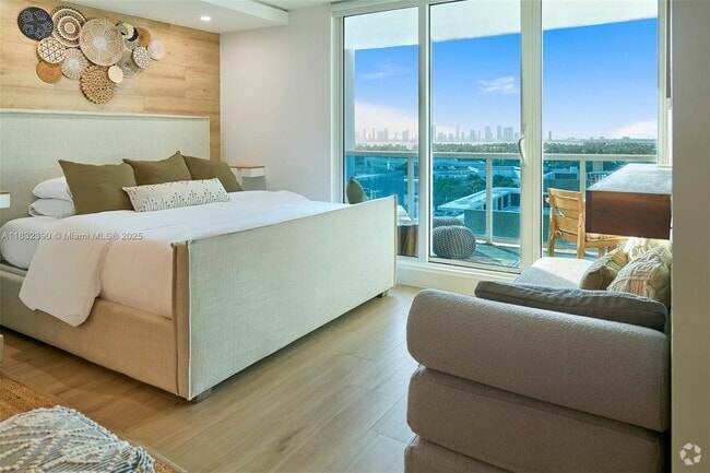 Building Photo - 2301 Collins Ave Unit 1429 Rental