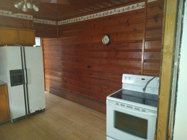 Photo - 634 E 4th St