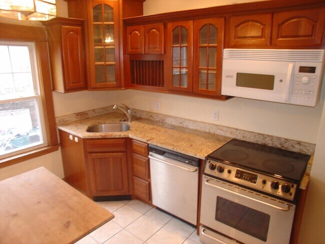 Building Photo - 527 E 3rd St Unit #2 Rental