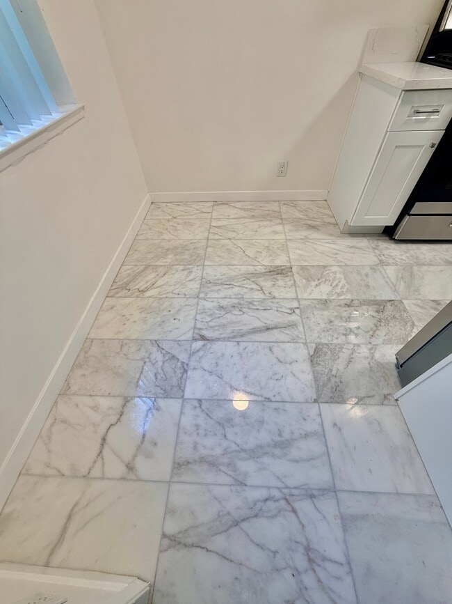 Photo - 1595 E Chevy Chase Dr Unit 8