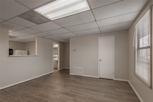 Building Photo - 626 University Ave Unit G