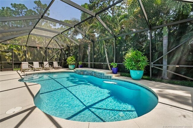 Photo - 521 NE Abaca Way