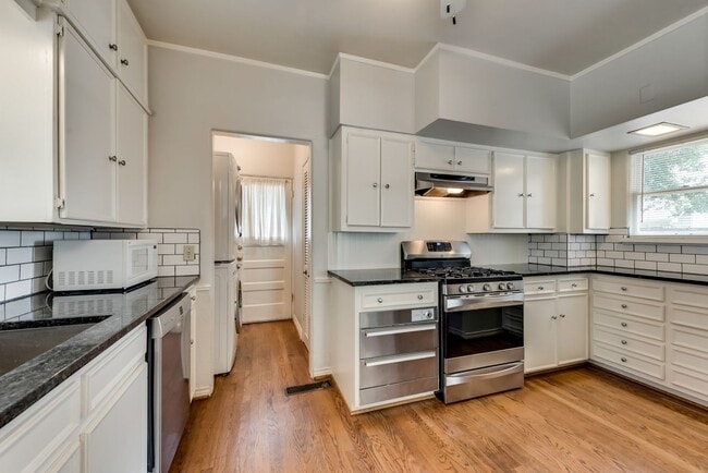 Building Photo - 4208-10 Normandy AVE Unit 4208 Rental