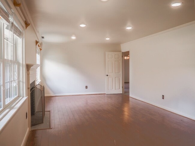 Photo - 403 Granade St