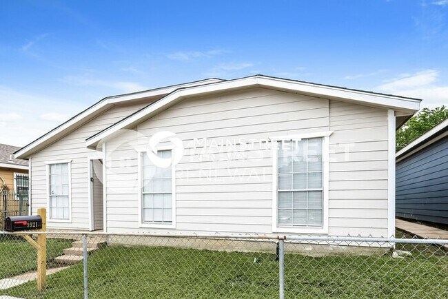 Photo - 3 Bedroom Pet-Friendly Home in DALLAS, TX with Main Street Renewal