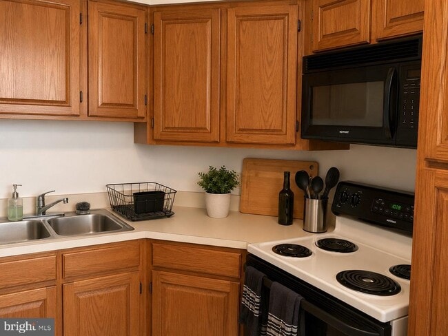 Building Photo - 2020 Walnut St Unit 22K