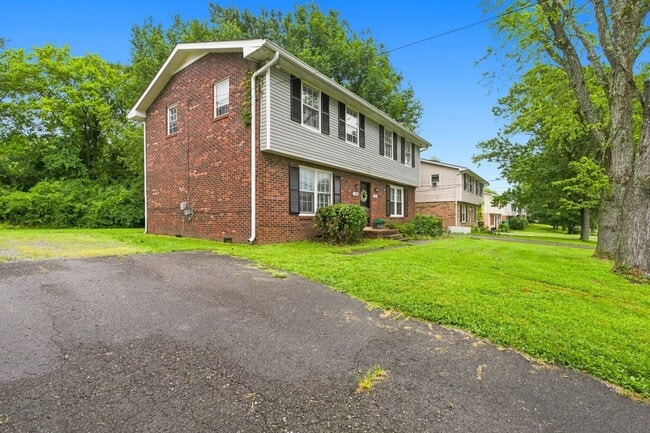 Photo - 758 McPherson Dr