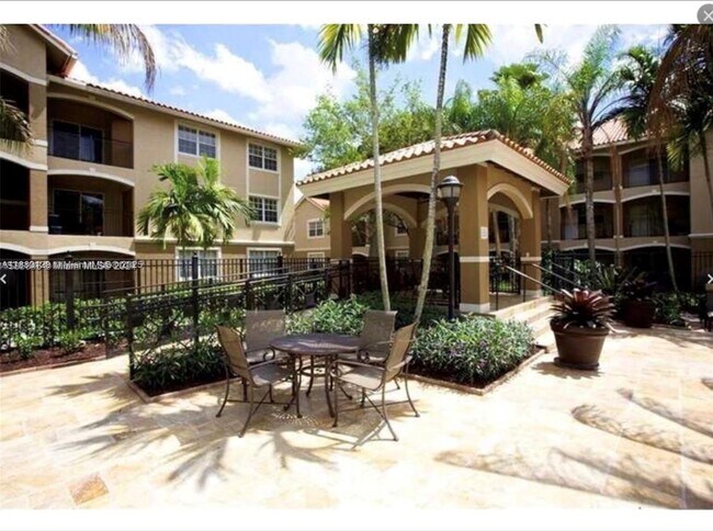 Photo - 100 SW 117th Terrace Unidad 2306